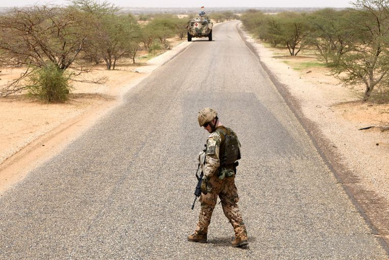 Een Duitse VN-militair patrouilleert op de weg tussen Gao en Gossi in Mali. Beeld AFP