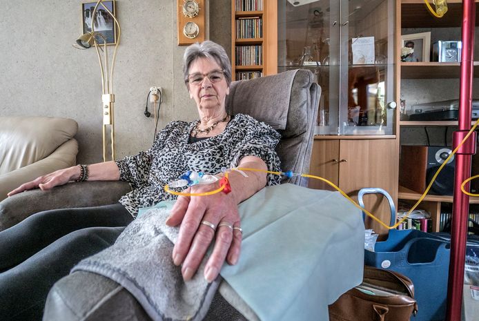 Greet Koornneef is longkankerpatiënt, zij krijgt bij wijze van proef haar immunotherapie thuis toegediend.