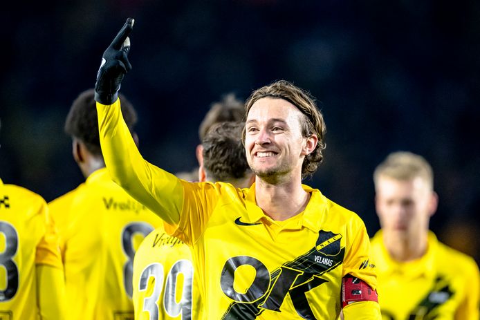Odysseus Velanas is topscorer en aanvoerder van NAC.
