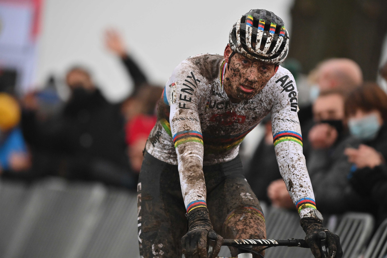 De rug van Mathieu van der Poel zal vanaf nu altijd punt van aandacht