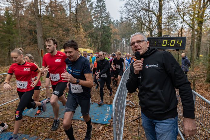 Speaker Roel Poolman vlak na de start van de 5 kilometer bij de Zwarte Dennen Cross.