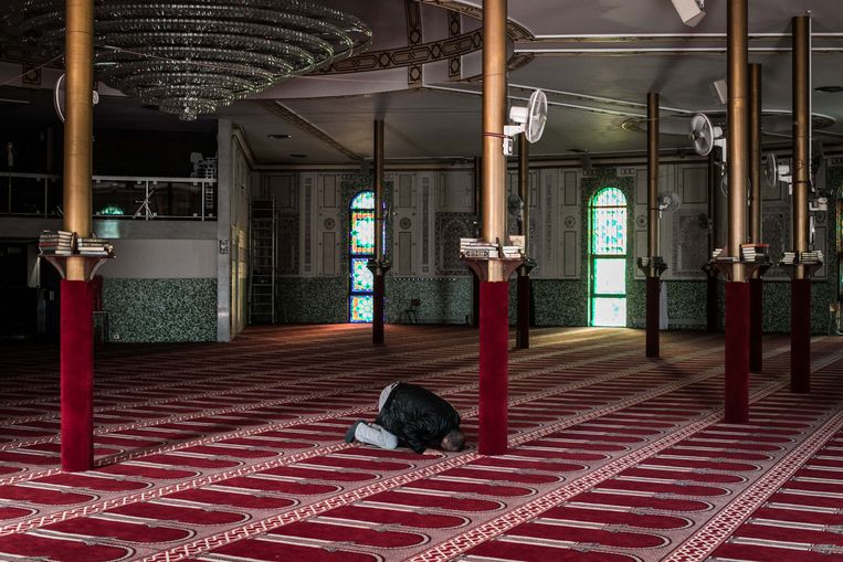 Een gelovige in de Grote Moskee Beeld BAS BOGAERTS