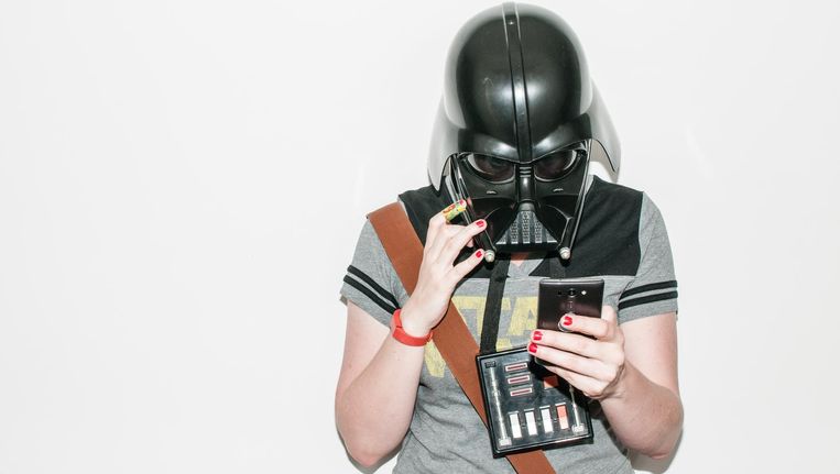 Darth Vader kijkt op zijn smartphone. Beeld Jan Mulders