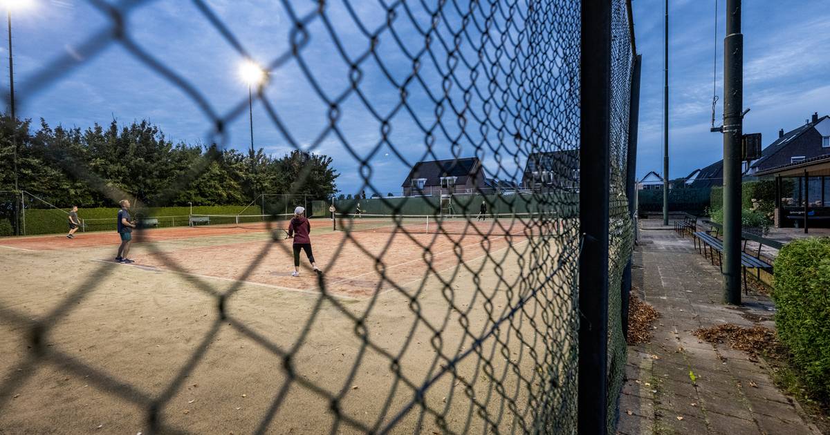 Batenburgse voetbalclub staat trainingsveld af aan de tennisclub, zodat die kan blijven bestaan