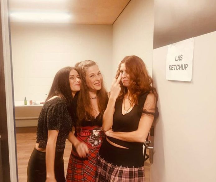 Zo zien de zussen van Las Ketchup er nu uit, die na 21 jaar weer scoren