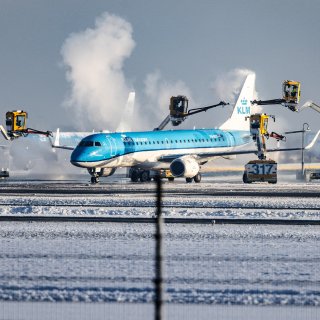 Schiphol hesitant, but study says more de-icing bays only way to prevent winter chaos
