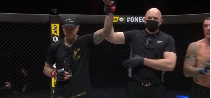 Nieky Holzken te sterk voor John Wayne Parr