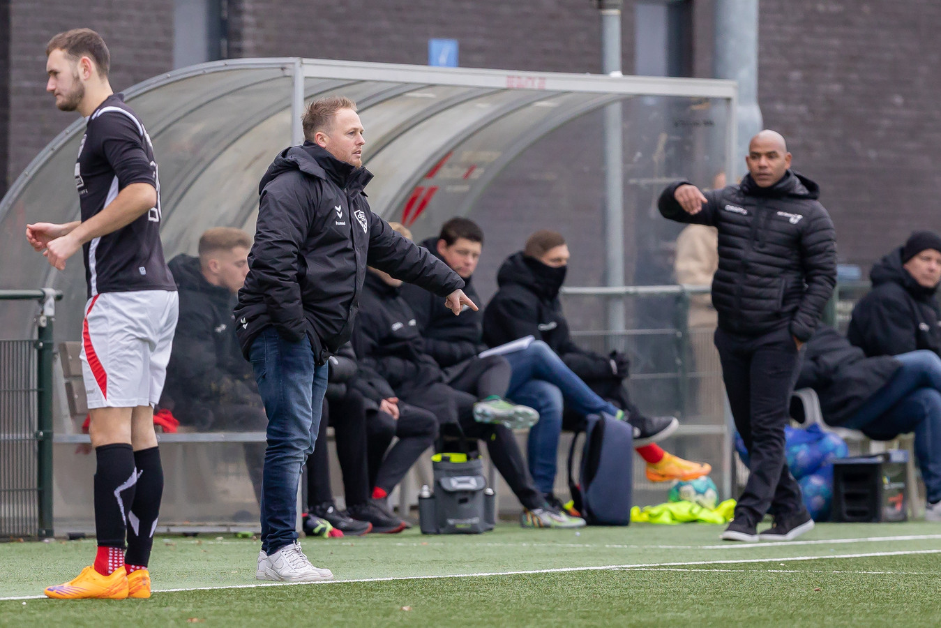 Heden en toekomst bij Be Quick’28 in één beeld: op de voorgrond aanstaand trainer Kelvin Bonhof, op de achtergrond huidig trainer Gillian Justiana.