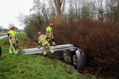 Vrouw belandt met haar auto op de kant in de sloot