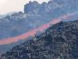 Une rivière de lave envahit la route de La Palma