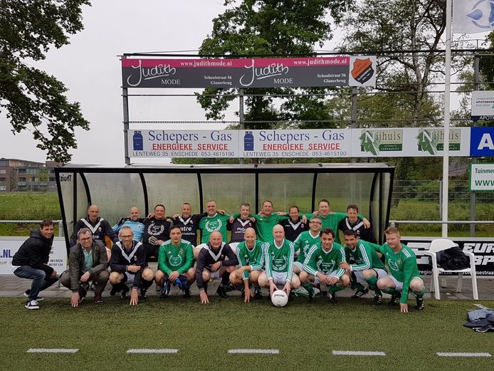 Boys-10 gebroederlijk op de foto met uitgerekend Sportclub Enschede, na de laatste competitiewedstrijd van afgelopen seizoen.
