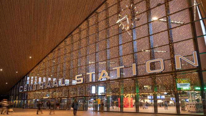 Rotterdam Centraal in kerstsfeer met duizenden kerstlampjes