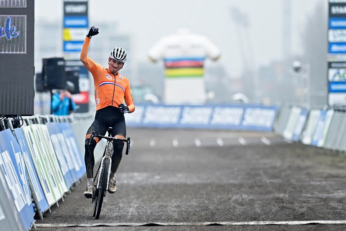 Mathieu van der Poel won in Oostende het WK veldrijden 2021.