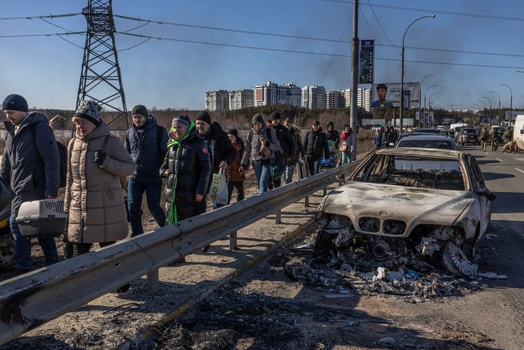 Bewoners ontvluchten Irpin, een plaats aan het front in de omgeving van de hoofdstad Kiev.  Beeld EPA