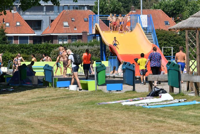 Grote glijbaan bij het openluchtbad van het Sportpark in Almelo.