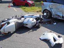 Motor botst hard op auto in Dedemsvaart, motorrijder naar het ziekenhuis