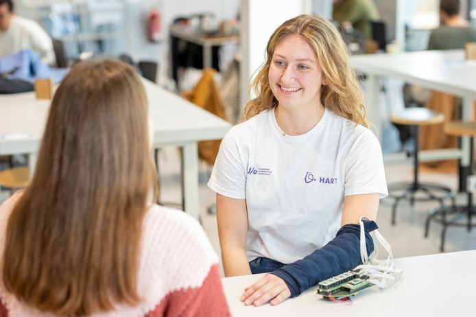 Studententeam Hart ontwikkelde een mouw die gesproken tekst omzet in trillingen. Op de foto teamlid Lisa Overdevest met om haar arm de mouw.