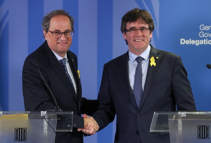 De nieuwe Catalaanse minister-president Quim Torra (l.) en de vorige minister-president Carles Puigdemont op een persconferentie bij aankomst in de gebouwen van de Catalaanse vertegenwoordiging bij de Europese Unie in de Wetstraat in Brussel.