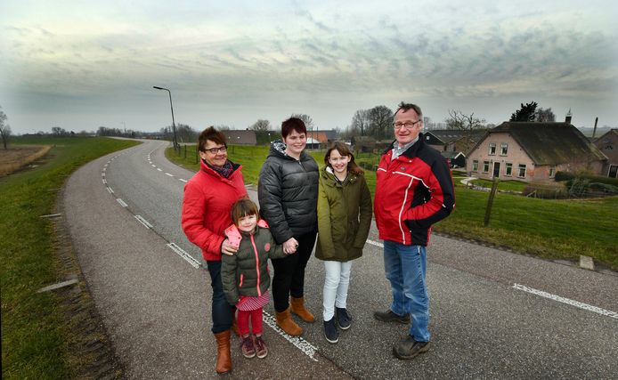 De familie Verhoef op de Lekdijk West met rechts hun huis.
