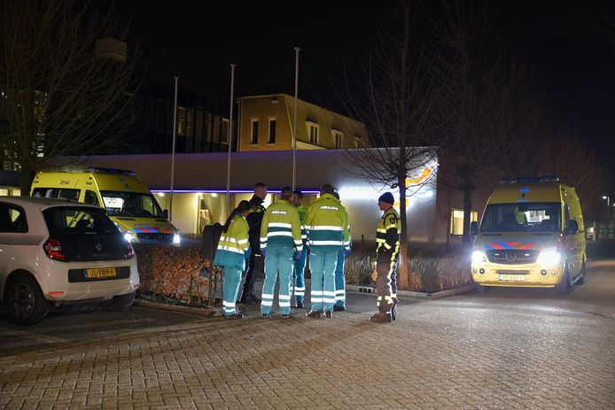 Ambulancepersoneel verzamelt zich voor de huisartsenpost.