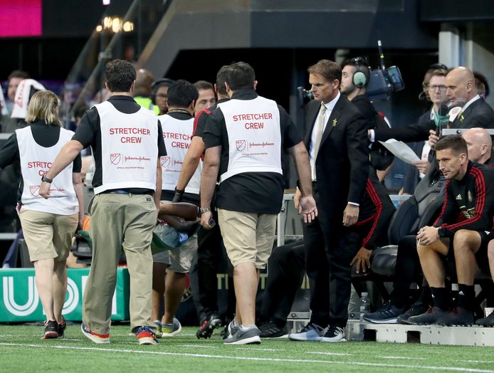 Frank de Boer ziet zijn topscorer Josef Martinez geblesseerd afgevoerd worden.