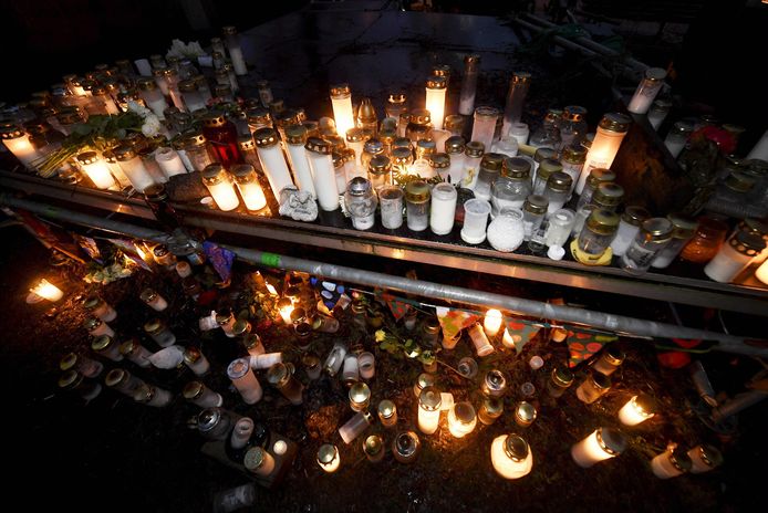 20 december 2020: tientallen kaarsen nabij de plek in het park waar het lichaam van de zestienjarige is aangetroffen.