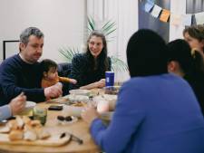 Beginnende vriendschappen en gedeelde interesses tijdens de iftar 