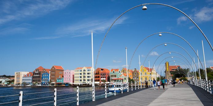 De Koningin Emmabrug in Willemstad, Curaçao.