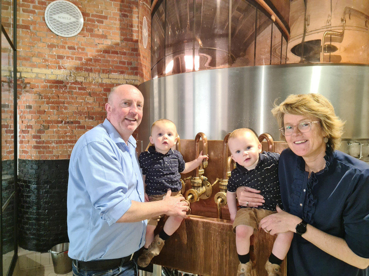 Nicolas Christiaens en Katrien Sampers van Deca Brouwerij met hun zoontjes Georges Arthur en Marius bij de nieuwe brouwketel.