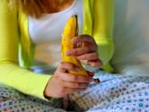 Wij kregen seksuele voorlichting bij biologie. De leraar deed een condoom om een banaan