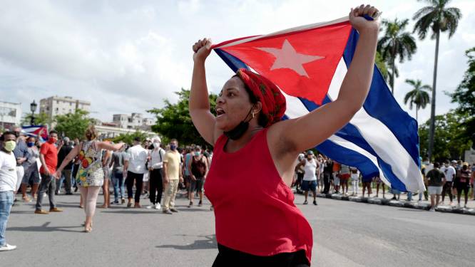 President Cuba roept aanhangers op spontane betogingen neer te slaan