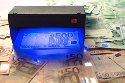 Counterfeit Euro banknotes are completely worthless: how do you distinguish real notes from counterfeit ones?