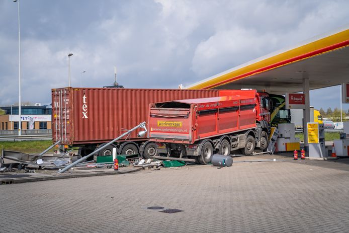 Twee vrachtwagens botsen bij Shell-station Portland.