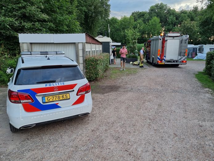Politie, brandweer en ambulance op de camping in Aalten nadat een steekvlam voor brand zorgde in een camper.