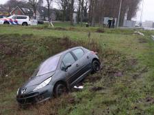 Auto belandt in de berm bij ongeval in Waalwijk, bestuurder is spoorloos