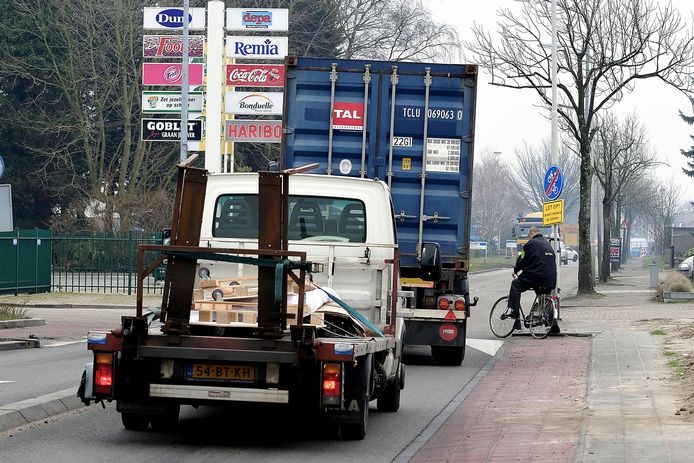 fietsers in de verdrukking met vrachtautos in leemstraat