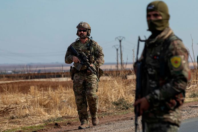 Een Amerikaanse soldaat (L) en een lid van de YPG in de Noord-Syrische stad al-Malikiyah (Derik) aan de grens met Turkije eergisteren.