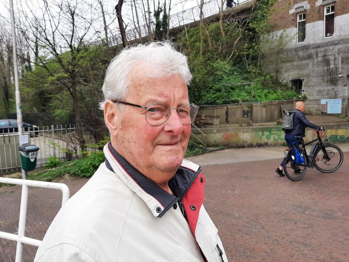 De 87-jarige Gerard Centen zet tijdens zijn mountainbikeritjes wel een helm op, in de stad niet.