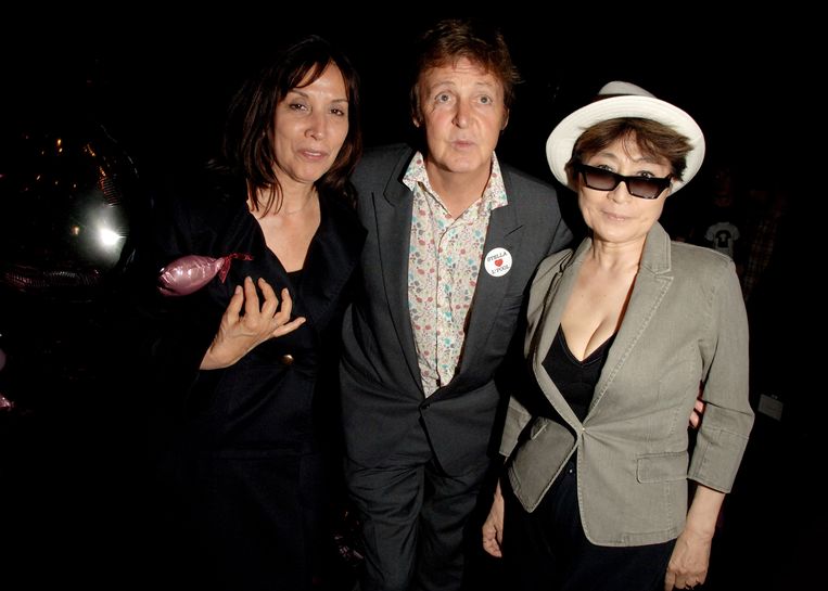 ‘Na Georges dood kreeg ik telefoon van Yoko Ono. ‘Hou je vast aan de takken van de bomen,’ waarschuwde ze me, ‘het wordt een hevige storm.’ (Foto: Olivia Harrison met Paul McCartney en  Yoko Ono.) Beeld Getty Images
