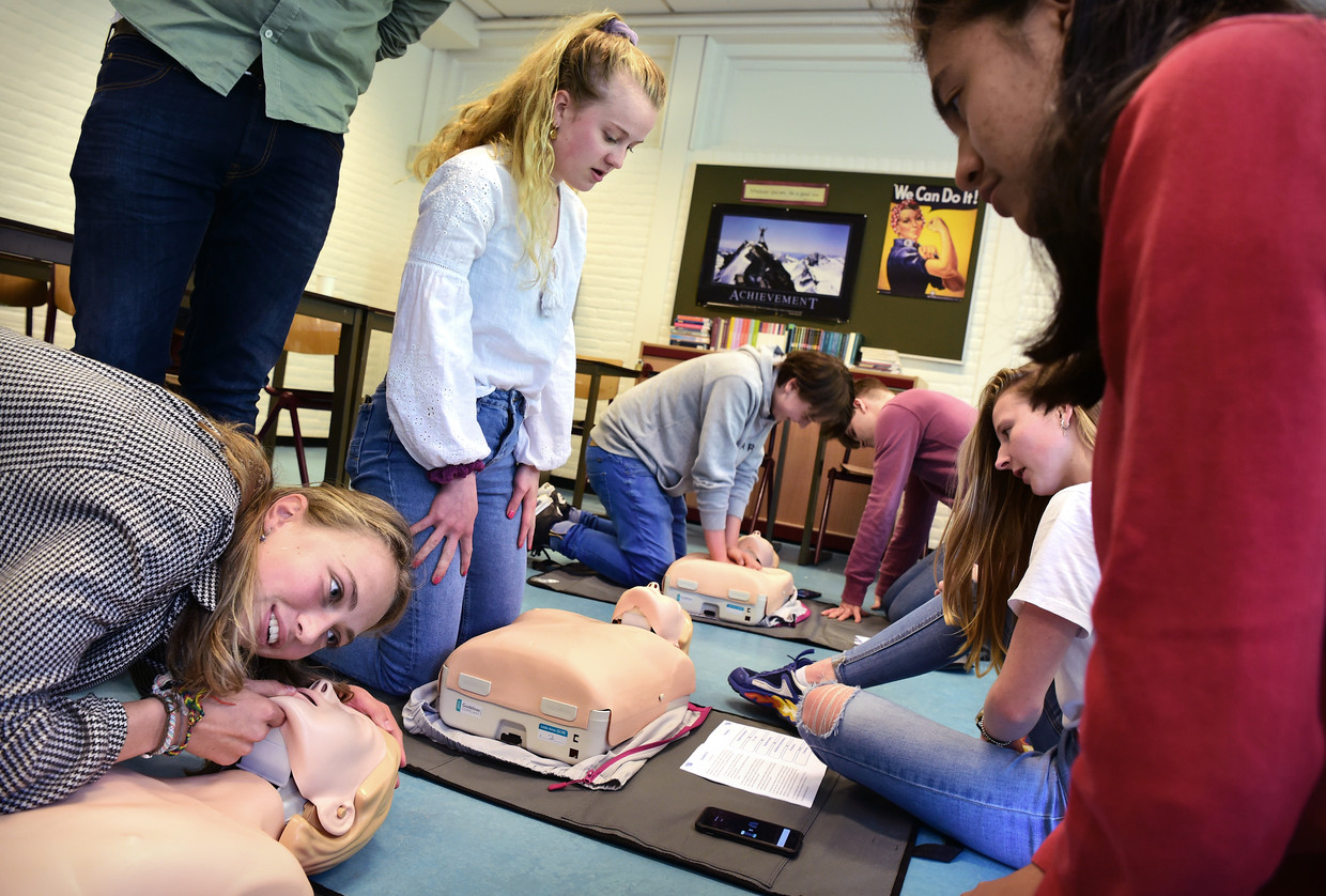 Leerlingen van het Goois Lyceum in Bussum oefenen reanimatie met de AED (Automatische Externe Defibrillator), een draagbaar apparaat dat wordt gebruikt bij acuut hartfalen. Beeld Foto Marcel van den Bergh / de Volkskrant