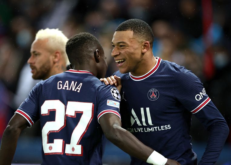 Kylian Mbappé viert zijn late winner met Idrissa Gueye, in Parijs. Beeld REUTERS