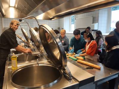 Vooral bewoners en officials op burendag AZC Gilze: ‘Goed om met eigen ogen te zien hoe dat gaat op 