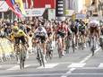 Sprintduel tussen Roglic en Evenepoel.