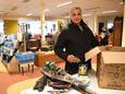 Waleed Assad van de kringloopwinkel in Dongen is bezig met het uitpakken van nieuwe spullen.