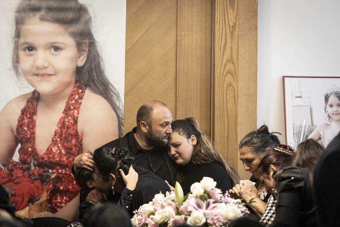 De familieleden van Rose, onder wie haar moeder, op de begrafenis van het 5-jarige meisje in mei.