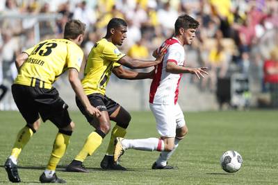 Ontevreden Huntelaar reikt kunstgrasclubs de helpende hand