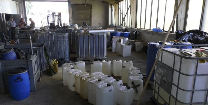 Een deel van de tanks met chemicaliën.