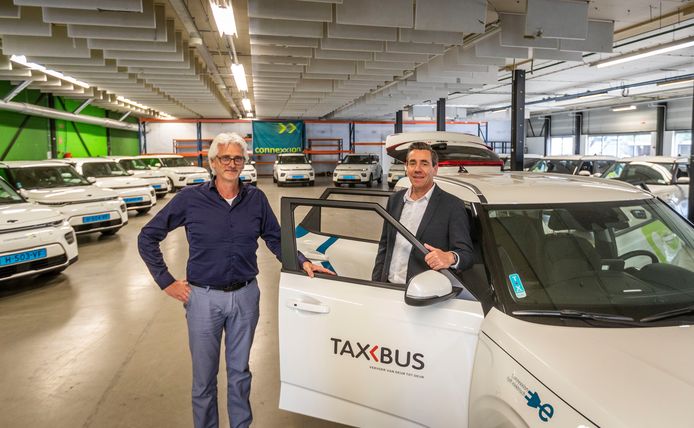 Lucien Brouwers (rechts) en Bart Kraayvanger bij de nieuwe Taxbussen.