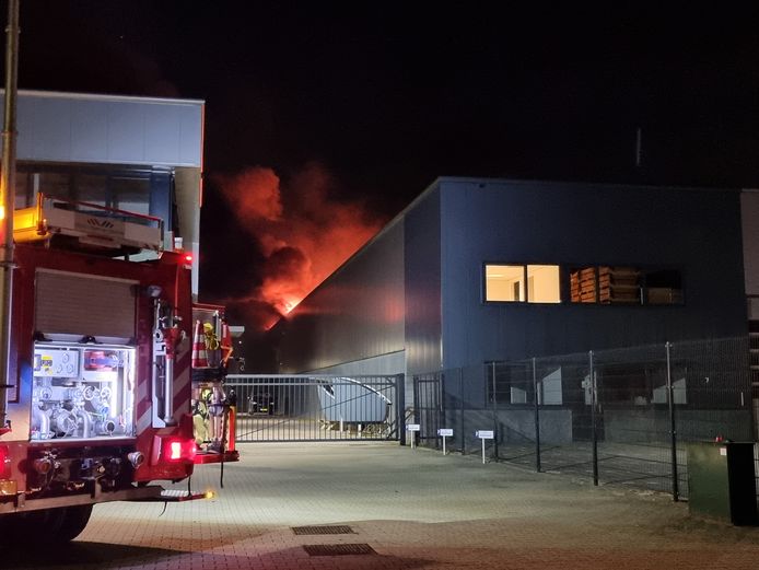 Uitslaande brand op industrieterrein Landweer in Barneveld