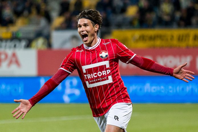 Etien Velikonja juicht na een goal namens Willem II in 2017.